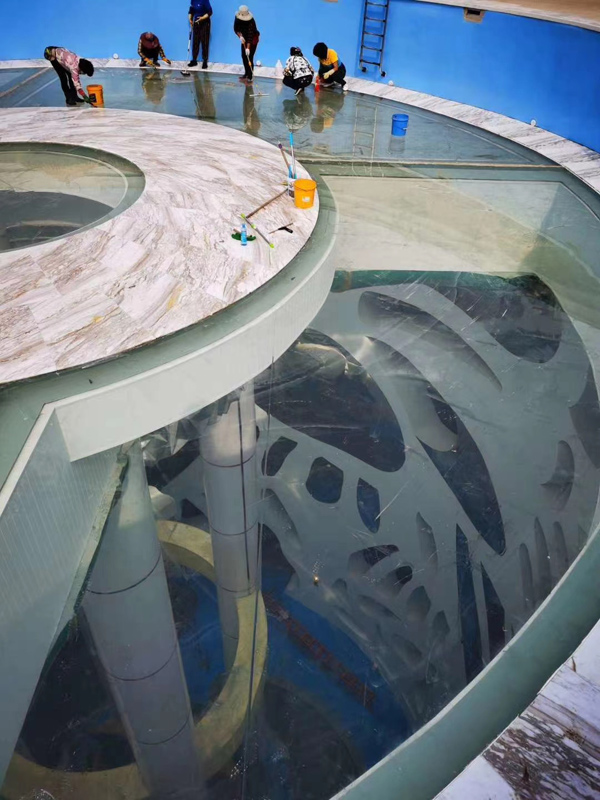 遼寧營口鲅魚圈魔法溫泉懸空透明泳池建設施工五，瑞地格樂亞克力游泳池